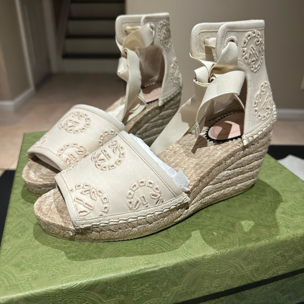 Gucci Cream Wedges with Embroidered Detail - Picture 2 of 4